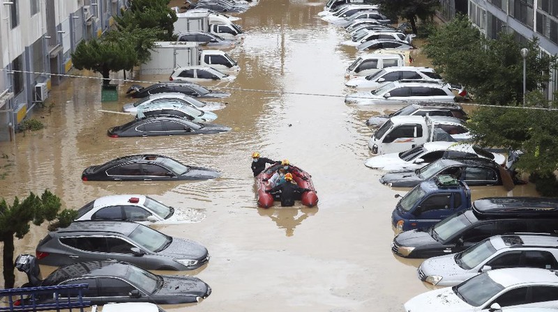 Rescue workers evacuate residents on a rubber boat to a safer place in Cheonan, South Korea, Monday, Aug. 3, 2020. Korean Meteorological Administration issued a warning of heavy rain for Seoul and central area. (Kim Jun-beom/Yonhap via AP)