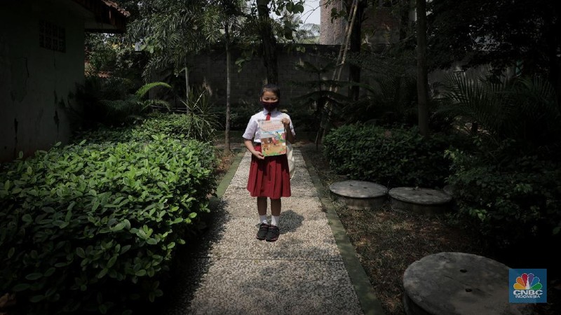 Belasan siswa melakukan kegiatan belajar mengajar sistem online di ruang aula kelurahan Jatirahayu, Bekasi, Jawa Barat. (CNBC Indonesia/Muhammad Sabki)