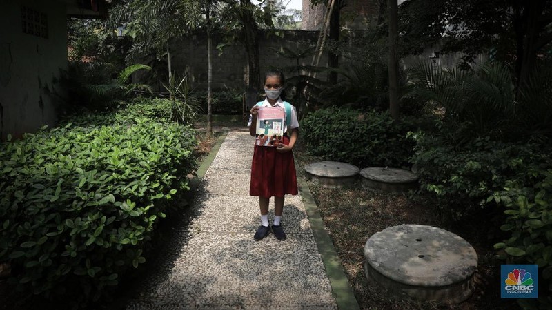 Belasan siswa melakukan kegiatan belajar mengajar sistem online di ruang aula kelurahan Jatirahayu, Bekasi, Jawa Barat. (CNBC Indonesia/Muhammad Sabki)