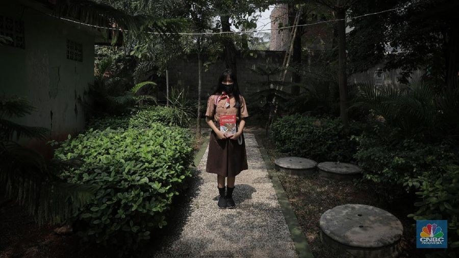 Belasan siswa melakukan kegiatan belajar mengajar sistem online di ruang aula kelurahan Jatirahayu, Bekasi, Jawa Barat. (CNBC Indonesia/Muhammad Sabki)