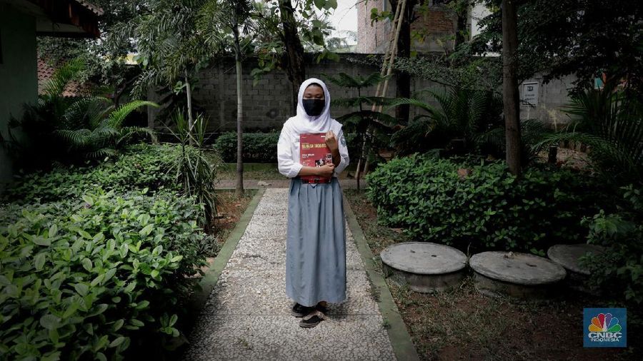 Belasan siswa melakukan kegiatan belajar mengajar sistem online di ruang aula kelurahan Jatirahayu, Bekasi, Jawa Barat. (CNBC Indonesia/Muhammad Sabki)