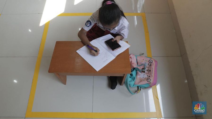 Belasan siswa melakukan kegiatan belajar mengajar sistem online di ruang aula kelurahan Jatirahayu, Bekasi, Jawa Barat. (վ/Muhammad Sabki)