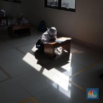 Para Pelajar Bekasi yang Terpaksa Belajar di Aula Kelurahan