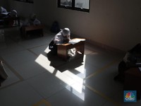 Para Pelajar Bekasi yang Terpaksa Belajar di Aula Kelurahan