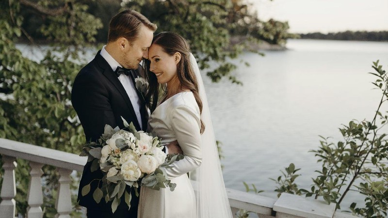 Perdana Menteri Finlandia Sanna Marin dan suaminya yang baru Markus Raikkonen berpose untuk sebuah foto setelah pernikahan mereka. (AP/Minttu Saarni)