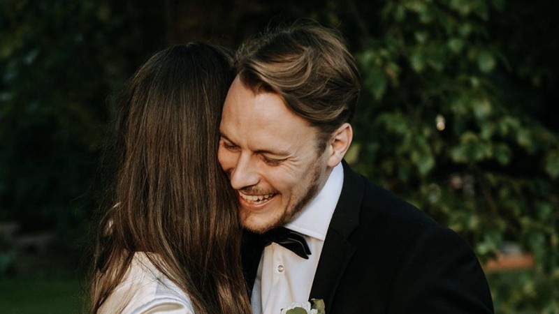 Perdana Menteri Finlandia Sanna Marin dan suaminya yang baru Markus Raikkonen berpose untuk sebuah foto setelah pernikahan mereka. (AP/Minttu Saarni)