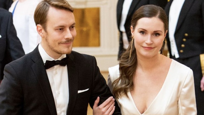 Perdana Menteri Finlandia Sanna Marin dan suaminya yang baru Markus Raikkonen berpose untuk sebuah foto setelah pernikahan mereka. (AP/Minttu Saarni)