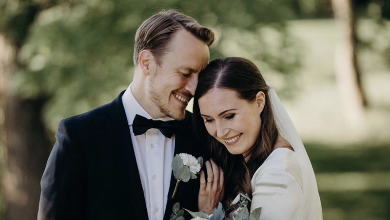 Perdana Menteri Finlandia Sanna Marin dan suaminya yang baru Markus Raikkonen berpose untuk sebuah foto setelah pernikahan mereka. (AP/Minttu Saarni)