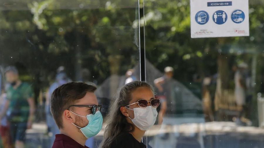 Warga Prancis terapkan penggunaan masker di tempat umum. (AP/Michel Euler)