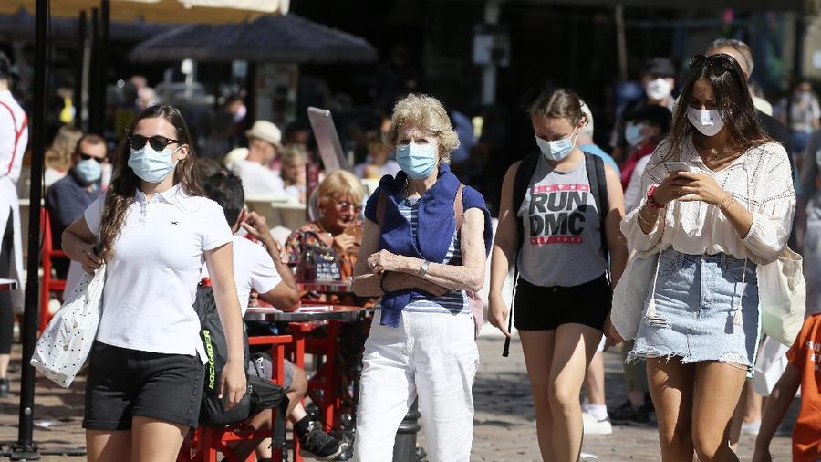 Warga Prancis terapkan penggunaan masker di tempat umum. (AP/Michel Euler)