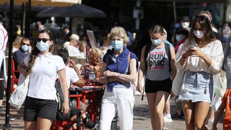 Warga Prancis terapkan penggunaan masker di tempat umum. (AP/Michel Euler)