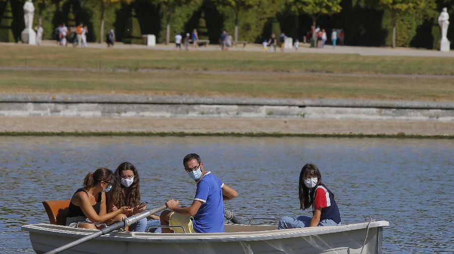Warga Prancis terapkan penggunaan masker di tempat umum. (AP/Michel Euler)