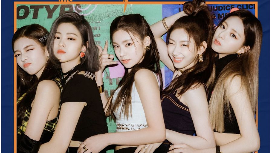 Reminiscence dirilis pada 3 Februari, dan merupakan mini album pertama EVERGLOW. Dengan lagu utama 
