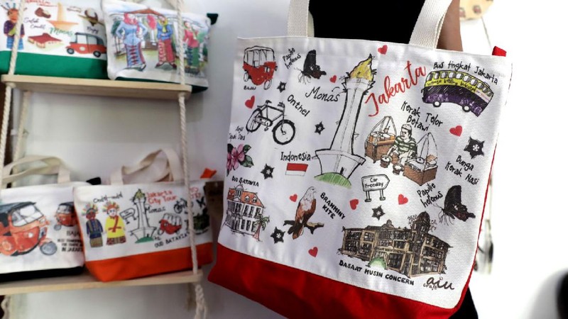 Pengrajin saat menjahit tas kantongan berbahan kanvas organik/katun yang diproduksi menjadi sovenir khas Jakarta di Workshop AIU Craft, Jakarta Timur. (CNBC Indonesia/Muhammad Sabki)