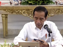 Tertunduk, Jokowi: Ekonomi RI Kuartal II Jatuh -5,32%