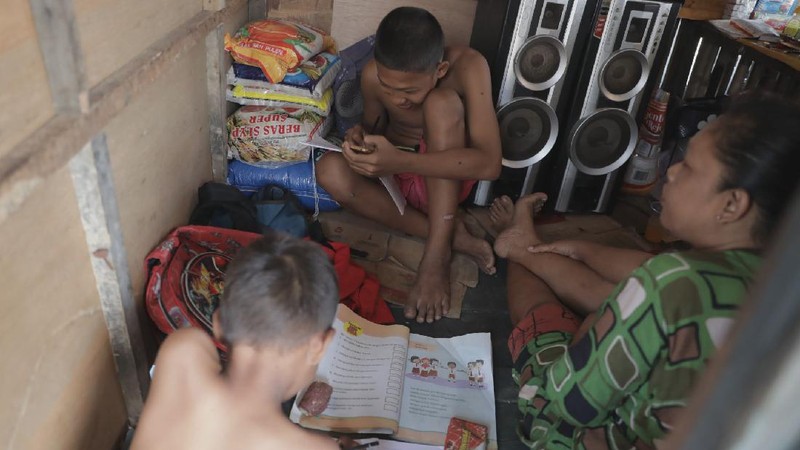 Sihabudin 15 tahun siswa kelas 9 SMP Darussadah yang belajar secara daring di kampung nelayan, Jakarta Utara. (CNBC Indonesia/Muhammad Sabki)