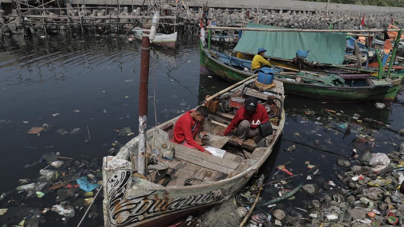Sihabudin 15 tahun siswa kelas 9 SMP Darussadah yang belajar secara daring di kampung nelayan, Jakarta Utara. (CNBC Indonesia/Muhammad Sabki)