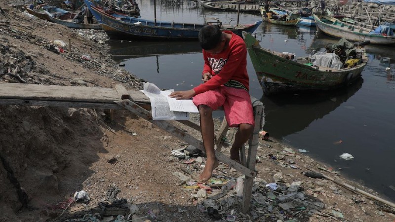 Sihabudin 15 tahun siswa kelas 9 SMP Darussadah yang belajar secara daring di kampung nelayan, Jakarta Utara. (CNBC Indonesia/Muhammad Sabki)