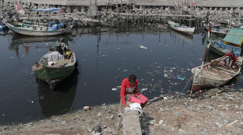 Sihabudin 15 tahun siswa kelas 9 SMP Darussadah yang belajar secara daring di kampung nelayan, Jakarta Utara. (CNBC Indonesia/Muhammad Sabki)