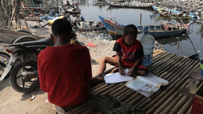 Sihabudin 15 tahun siswa kelas 9 SMP Darussadah yang belajar secara daring di kampung nelayan, Jakarta Utara. (CNBC Indonesia/Muhammad Sabki)
