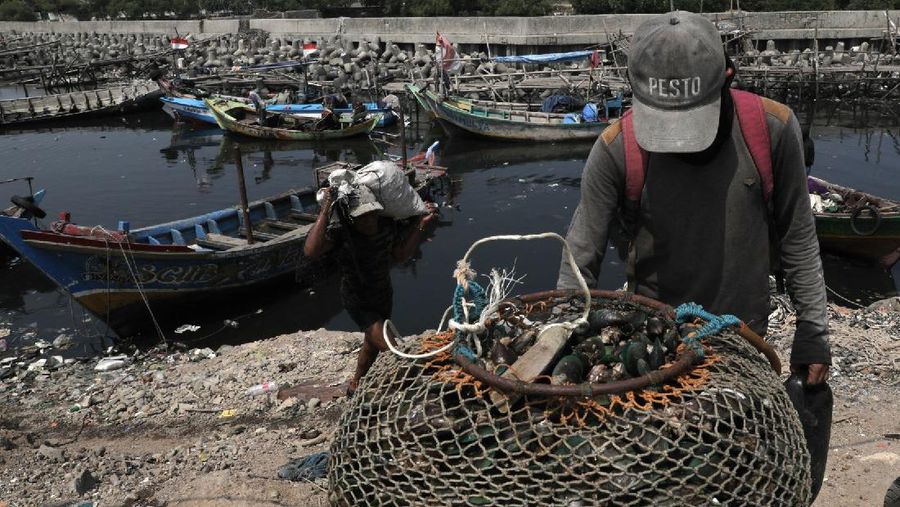 Sihabudin 15 tahun siswa kelas 9 SMP Darussadah yang belajar secara daring di kampung nelayan, Jakarta Utara. (CNBC Indonesia/Muhammad Sabki)