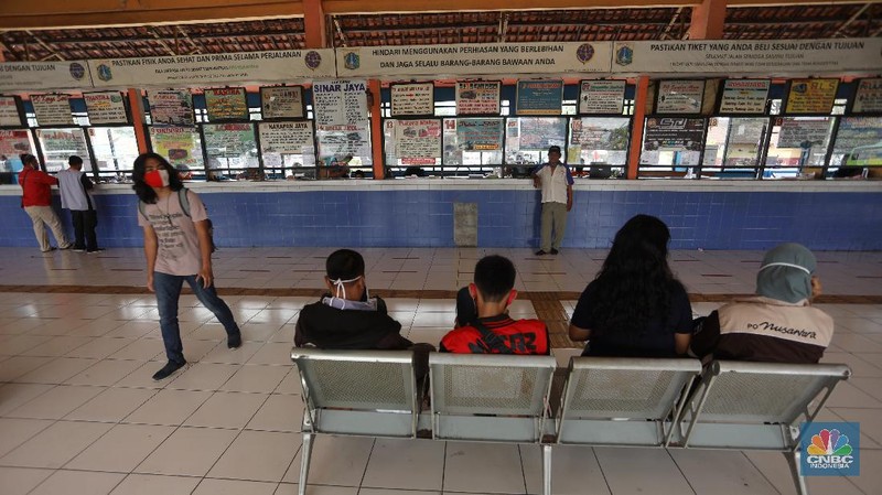 Terminal kampung rambutan sepi penumpang. (CNBC Indonesia/Andrean Kristianto)