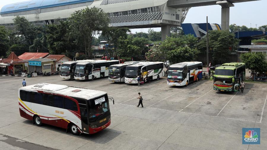 Terminal kampung rambutan sepi penumpang. (CNBC Indonesia/Andrean Kristianto)