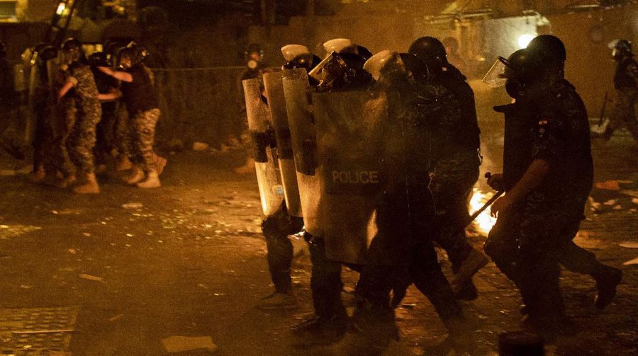 Demo tuntut pemerintah mundur di Lebanon berujung ricuh. (AP/Hassan Ammar)