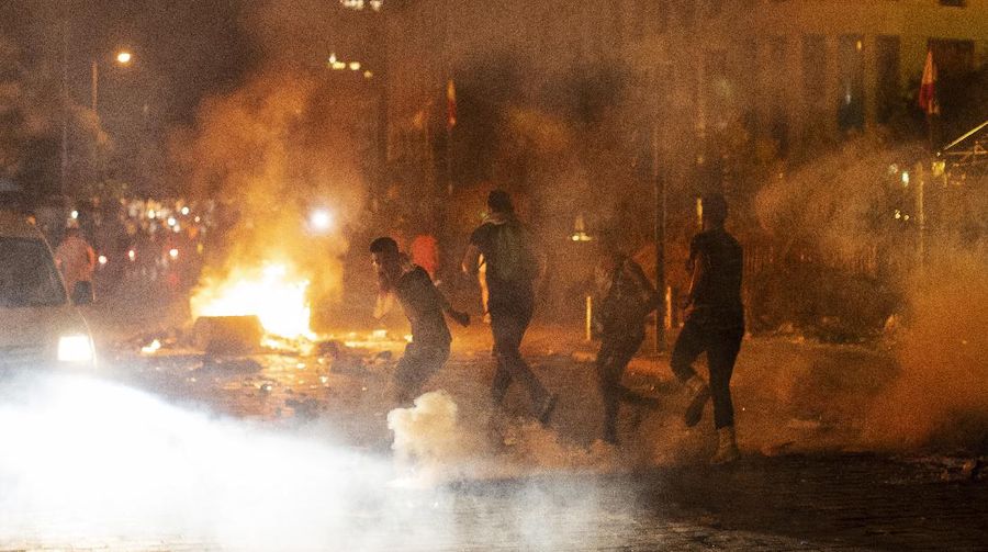 Demo tuntut pemerintah mundur di Lebanon berujung ricuh. (AP/Hassan Ammar)
