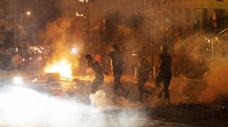 Demo tuntut pemerintah mundur di Lebanon berujung ricuh. (AP/Hassan Ammar)