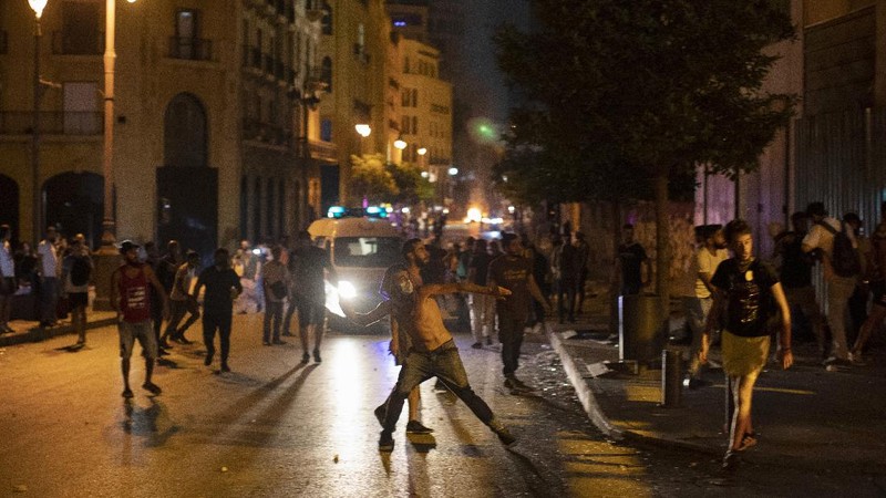 Demo tuntut pemerintah mundur di Lebanon berujung ricuh. (AP/Hassan Ammar)
