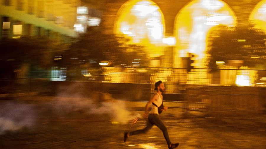Unjuk rasa ribuan warga Jerman menentang pembatasan sosial berakhir ricuh. (AP/Markus Schreiber)