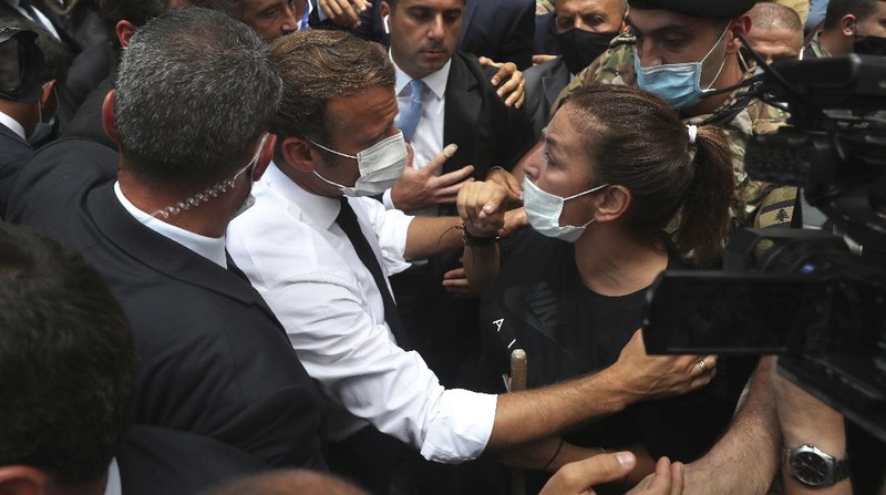 Presiden Prancis, Emmanuel Macron kunjungi Beirut. (AP/Bilal Hussein)