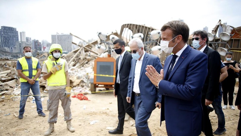Presiden Prancis, Emmanuel Macron kunjungi Beirut. (AP/Bilal Hussein)