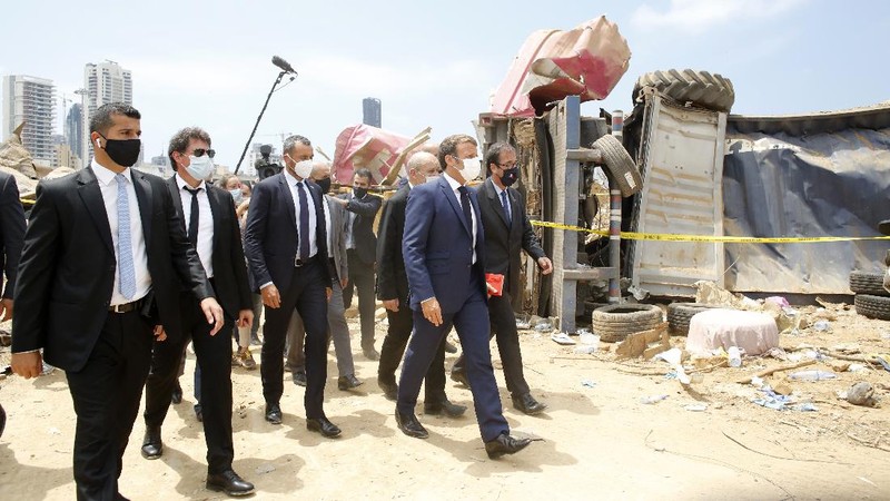 Presiden Prancis, Emmanuel Macron kunjungi Beirut. (AP/Bilal Hussein)