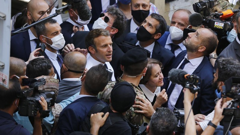 Presiden Prancis, Emmanuel Macron kunjungi Beirut. (AP/Bilal Hussein)