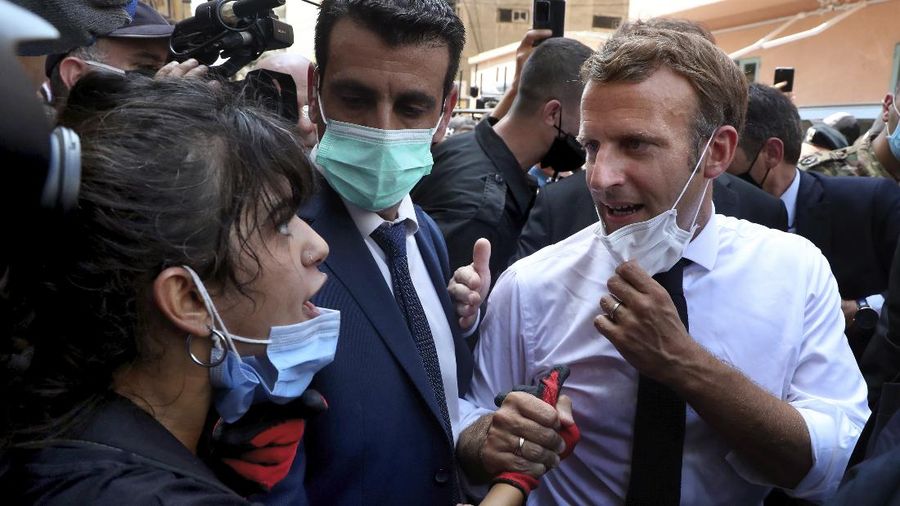 Presiden Prancis, Emmanuel Macron kunjungi Beirut. (AP/Bilal Hussein)