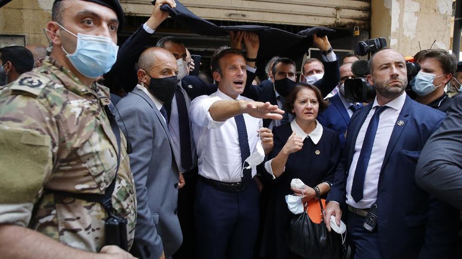 Presiden Prancis, Emmanuel Macron kunjungi Beirut. (AP/Bilal Hussein)