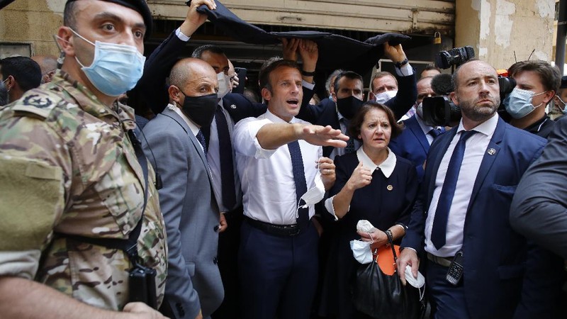 Presiden Prancis, Emmanuel Macron kunjungi Beirut. (AP/Bilal Hussein)