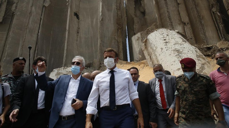 Presiden Prancis, Emmanuel Macron kunjungi Beirut. (AP/Bilal Hussein)
