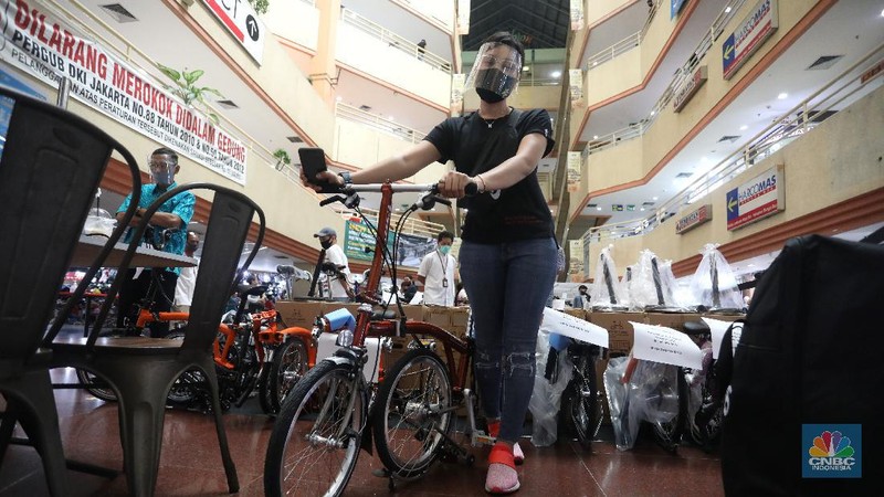 Suasana pameran sepeda Brompton di ITC Mangga Dua, Jakarta. (CNBC Indoensia/Andrean Kristianto)