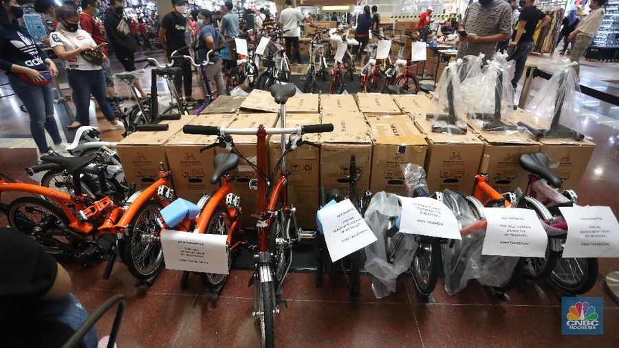 Pekerja merakit sepeda pesanan pembeli di Toko Sepeda Maju Royal, Cipondoh, Tangerang, Banten, Kamis (11/6/2020). Meski di masa pandemi COVID-19, penjualan sepeda di toko tersebut mengalami kenaikan penjualan hingga delapan puluh lima persen. (CNBC Indonesia/ Andrean Kristianto)