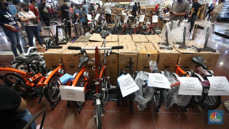Pekerja merakit sepeda pesanan pembeli di Toko Sepeda Maju Royal, Cipondoh, Tangerang, Banten, Kamis (11/6/2020). Meski di masa pandemi COVID-19, penjualan sepeda di toko tersebut mengalami kenaikan penjualan hingga delapan puluh lima persen. (CNBC Indonesia/ Andrean Kristianto)