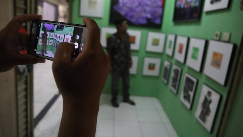 Pengunjung melihat karya seni yangterpajang di Galeri Kreasi Perupa Jakarta, Pasar Gembrong Baru, Jakarta, Jumat (7/8/2020). (CNBC Indonesia/Andrean Kristianto)