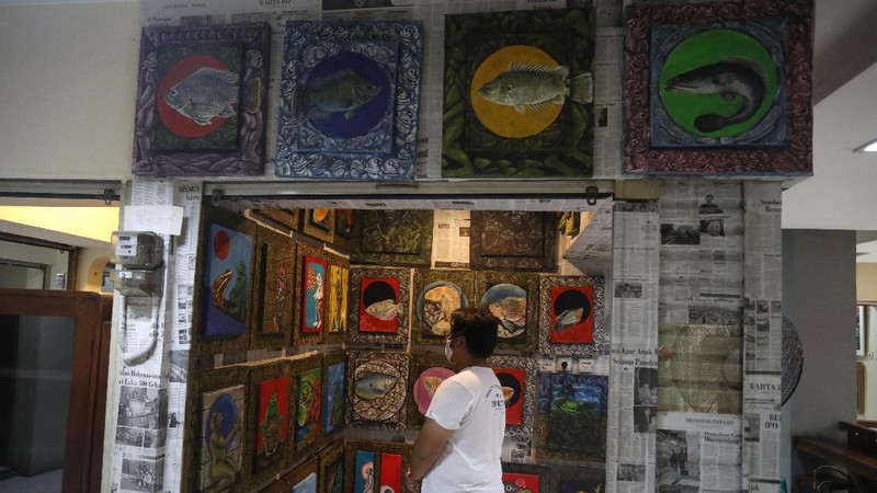 Pengunjung melihat karya seni yangterpajang di Galeri Kreasi Perupa Jakarta, Pasar Gembrong Baru, Jakarta, Jumat (7/8/2020). (CNBC Indonesia/Andrean Kristianto)