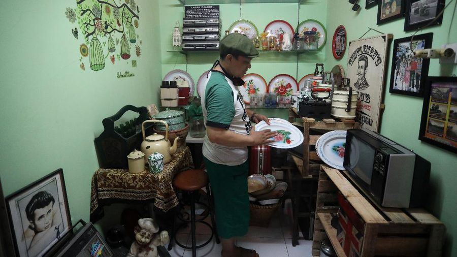 Pengunjung melihat karya seni yangterpajang di Galeri Kreasi Perupa Jakarta, Pasar Gembrong Baru, Jakarta, Jumat (7/8/2020). (CNBC Indonesia/Andrean Kristianto)