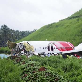 Intip Penampakan Pesawat India yang Terbelah Jadi Dua Bagian