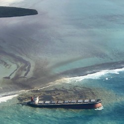 Bencana Ekologi, 1.000 Ton Minyak Tumpah ke Lautan