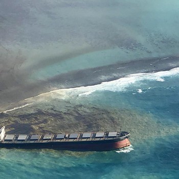 Penampakan 1.000 Ton Minyak Cemari Laut Mauritius