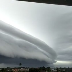 Viral Awan 'Tsunami' Muncul di RI, Tanda-tanda Gempa Megathrust?